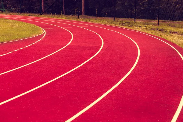 Pista de atletismo roja en estadio . — Foto de Stock