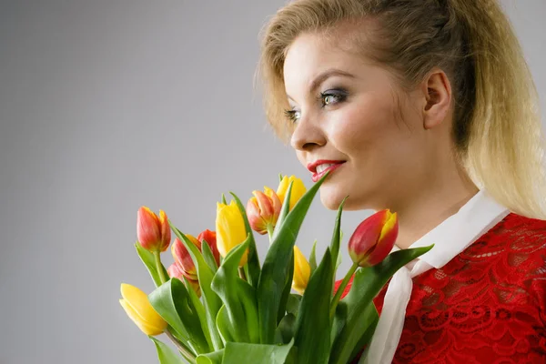 チューリップの花束を持つ女性 — ストック写真