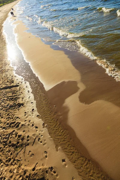 Vista dall'alto sull'acqua di mare e sulla spiaggia — Foto Stock