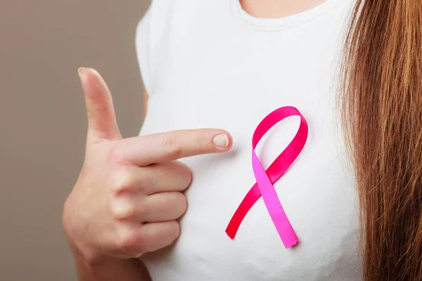 Fita rosa no peito da mulher para apoiar a causa do câncer de mama — Fotografia de Stock