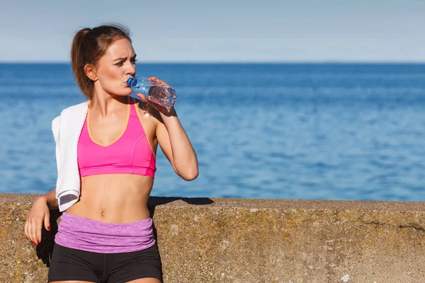 Frau trinkt Wasser nach Sport im Freien — Stockfoto