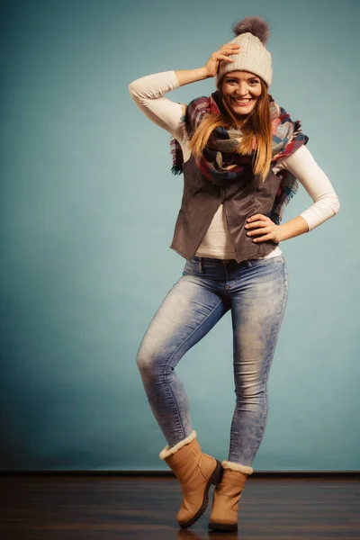 Menina positiva em roupas da temporada de outono — Fotografia de Stock