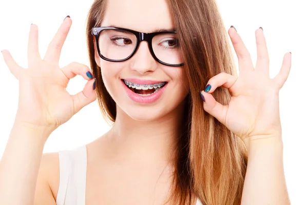 Adolescente nerd feliz com cinta vestindo óculos — Fotografia de Stock