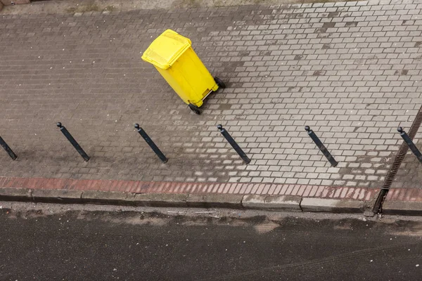 Kunststof wheely bin in de straat buiten — Stockfoto