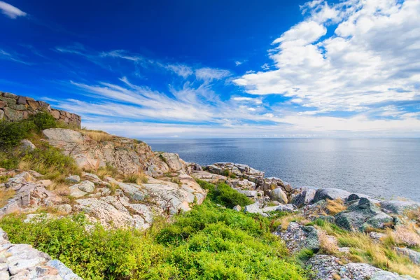 Costa pedregosa en christianso cerca de Bornholm — Foto de Stock