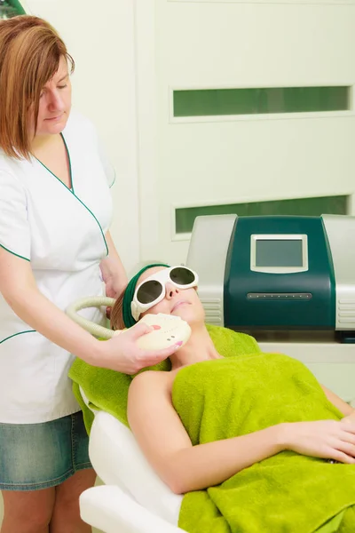 Mujer recibiendo tratamiento láser en esteticista — Foto de Stock