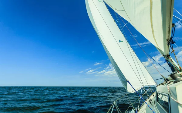 Jachtjacht zeilboot zeilen in zee oceaan — Stockfoto