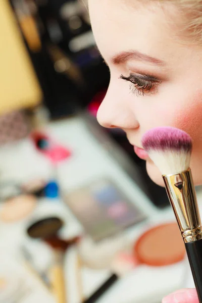 Nahaufnahme Frau Make-up, erröten — Stockfoto