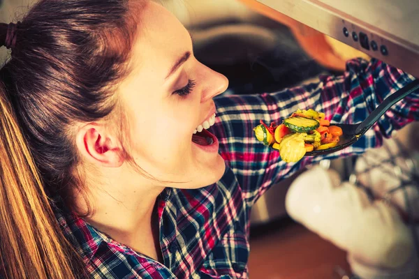 Frau frittiert gefrorenes Gemüse. Unter Rühren braten. — Stockfoto