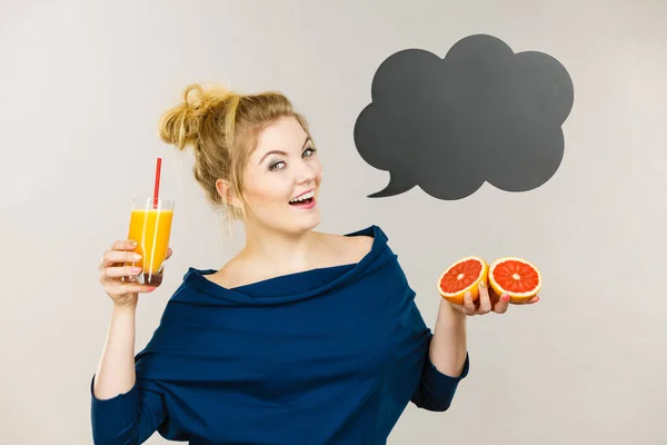 Mulher feliz segurando suco de laranja fresco — Fotografia de Stock