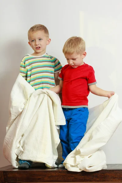 Två små pojkar syskon leker med handdukar — Stockfoto