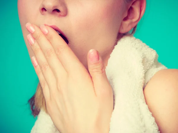 Annoiato donna assonnata sbadigliando mentre tenendo asciugamano — Foto Stock