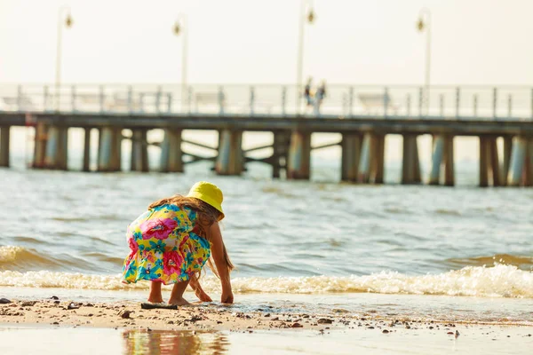 Κορίτσι τη διασκέδαση στην παραλία. — Φωτογραφία Αρχείου