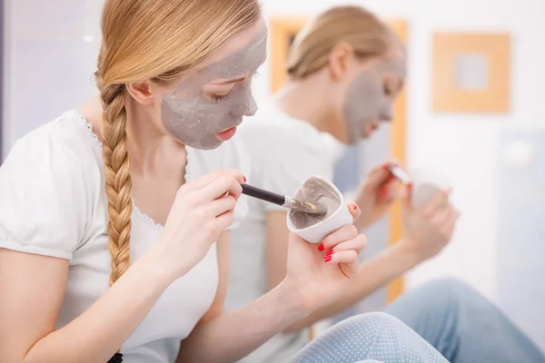 Mujer con máscara de barro gris en la cara — Foto de Stock