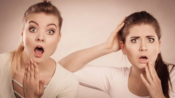 Due donne scioccate e stupite — Foto Stock