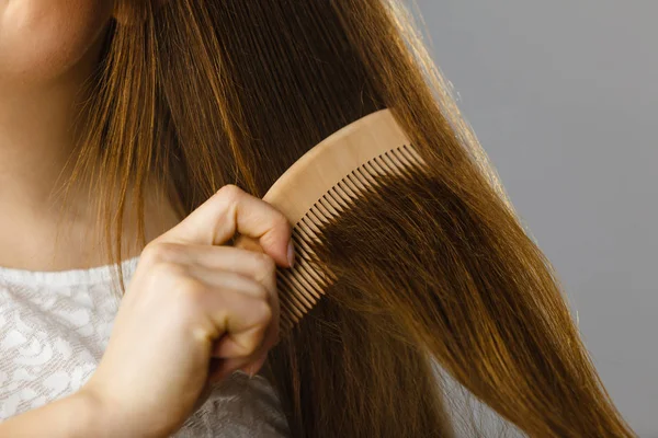 Donna felice spazzolarsi i capelli — Foto Stock