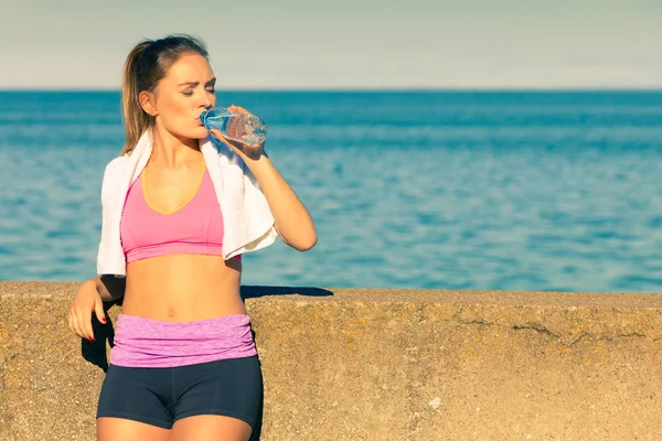 Mujer beber agua después deporte gimnasio al aire libre —  Fotos de Stock