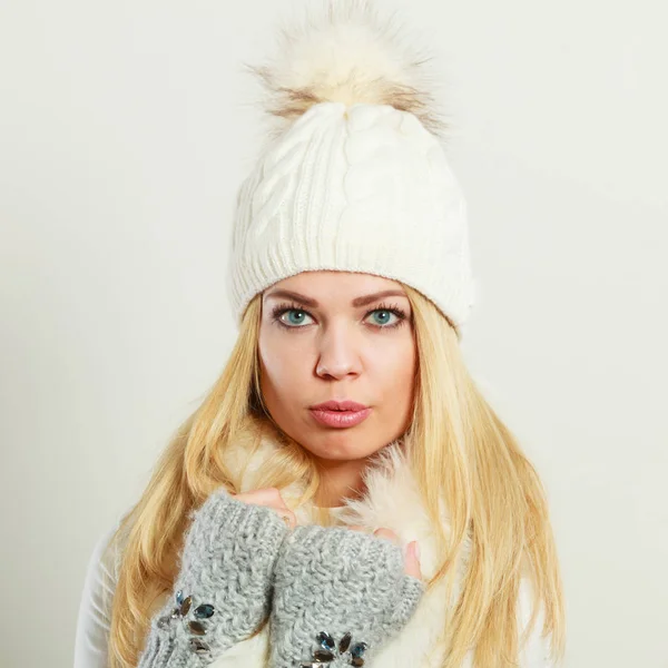 Kvinna som bär varma vinterkläder — Stockfoto
