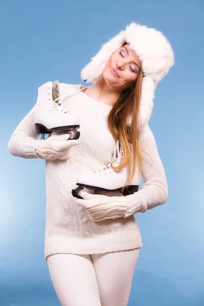 Femme avec patins à glace se préparant pour le patinage sur glace . — Photo