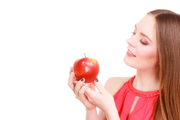 Mujer encantadora chica colorido maquillaje sostiene fruta de manzana —  Fotos de Stock