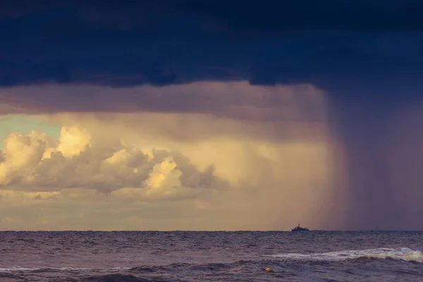 Beginn des Unwetters Regen im Meer, dunkler Himmel — Stockfoto