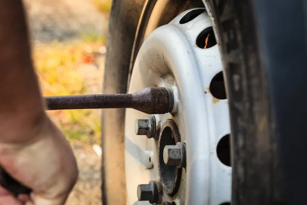 Fixação de pneu de carro com aro chave de encaixe — Fotografia de Stock