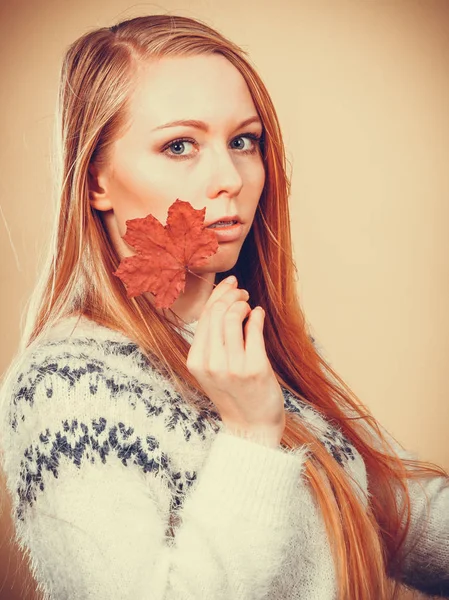 Frau mit orangefarbenem Herbstblatt — Stockfoto