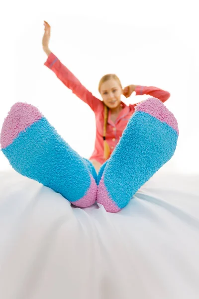 Mulher de pijama usando meias peludas quentes — Fotografia de Stock