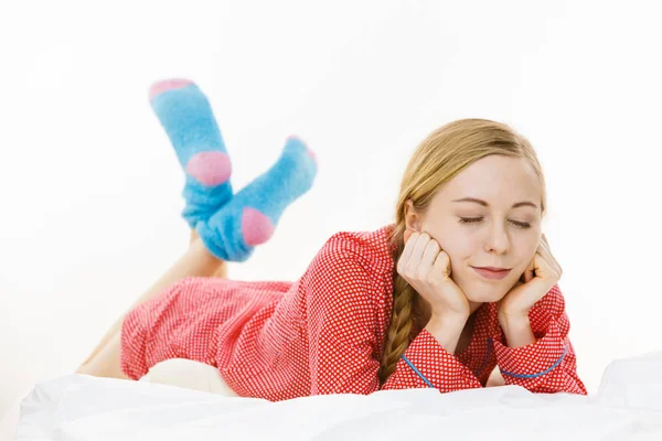 Mujer sonriente acostada en la cama — Foto de Stock