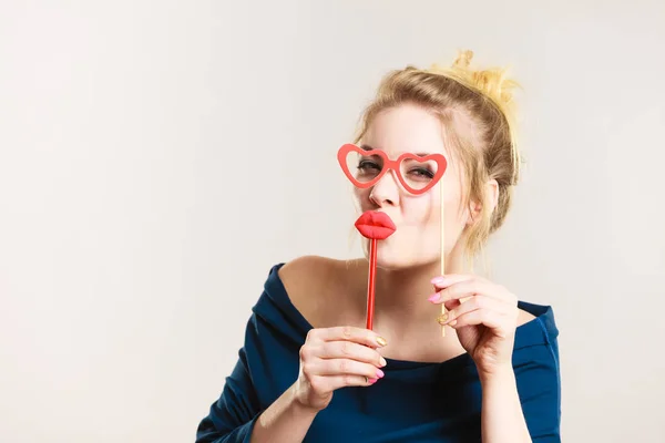Счастливая женщина с фальшивыми губами и очками на палочке — стоковое фото