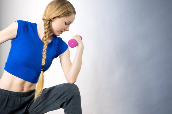 Tiener vrouw uit te werken thuis met halter — Stockfoto