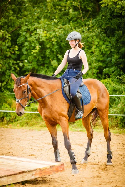 Jockey chica haciendo equitación en campo prado — Foto de Stock