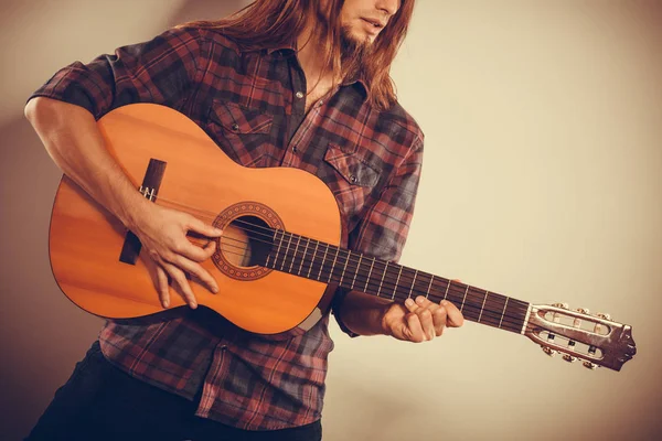 Mužské ruce s kytarou — Stock fotografie