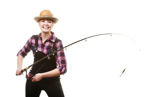 Lycklig kvinna i solhatt håller fiskespö — Stockfoto