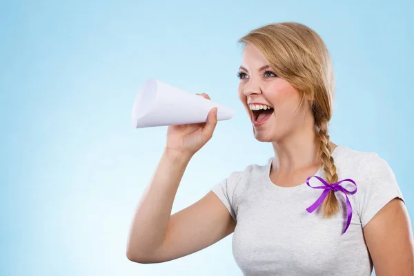 Mujer gritando a través de un megáfono hecho de papel — Foto de Stock