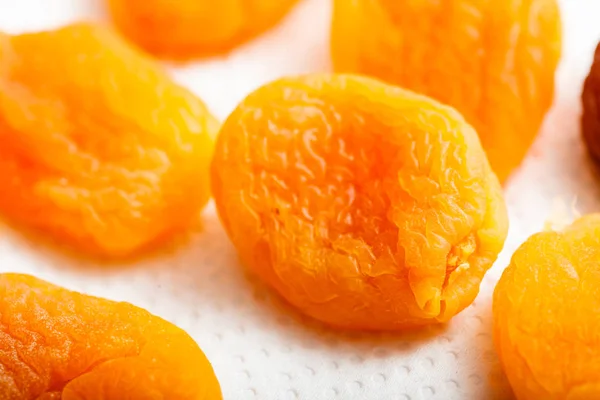 Gros plan détaillé d'abricots séchés à l'orange — Photo