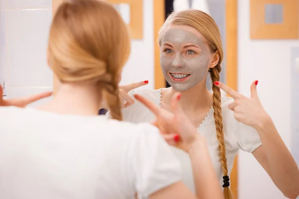 Mulher com máscara de barro cinza no rosto — Fotografia de Stock