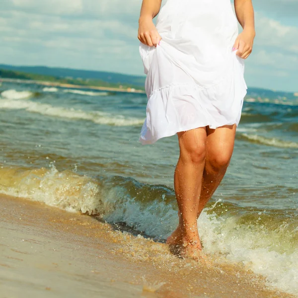 Blonde Frau trägt Kleid, das im Wasser läuft — Stockfoto