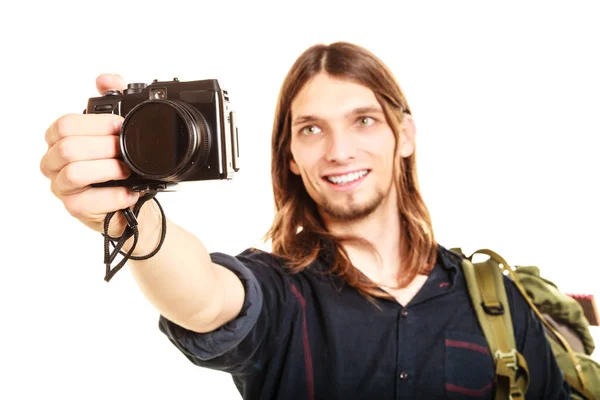 Homme randonneur touristique prenant des photos avec appareil photo. — Photo