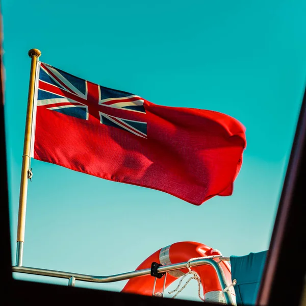 ब्रिटिश सागरी ध्वज नौकेवरून उड्डाण करणारे यूके लाल शिक्का — स्टॉक फोटो, इमेज
