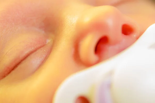 Close-up van weinig pasgeborene slaapt met een speen in de mond — Stockfoto