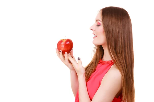 Mulher encantadora menina maquiagem colorida detém fruta de maçã — Fotografia de Stock