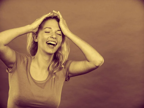 Mujer rubia siendo feliz y gritando — Foto de Stock