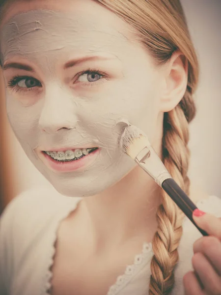 Nő az arcát ecset agyag, iszap maszk alkalmazása — Stock Fotó