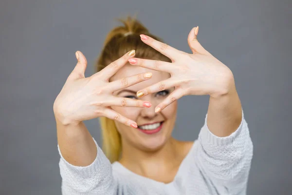Šťastná žena ukazující její ruce — Stock fotografie