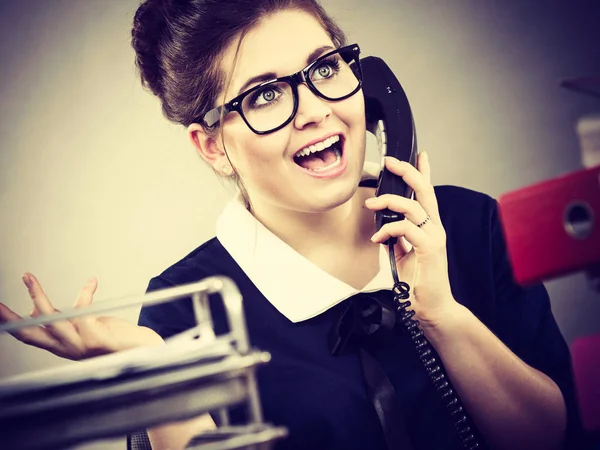 Obchodní žena šťastný sekretářka v kanceláři — Stock fotografie