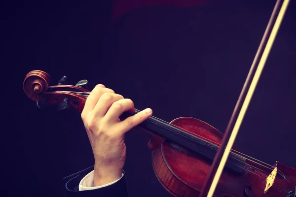 Homme homme habillé élégamment jouer du violon — Photo