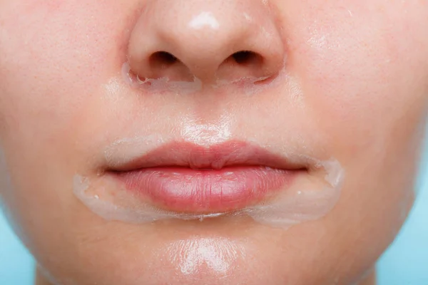 Stäng upp kvinna i facial peel off mask. — Stockfoto