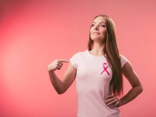Kobieta wih rak różowy wstążki na klatce piersiowej — Zdjęcie stockowe
