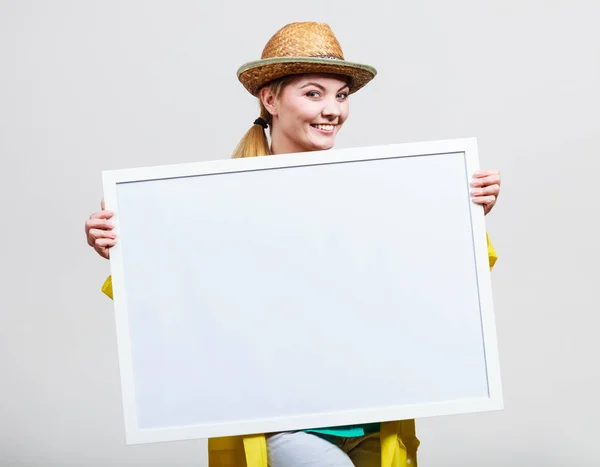 Boş beyaz tahta tutan mutlu neşeli kadın — Stok fotoğraf